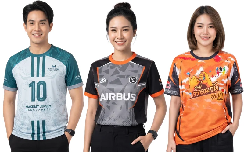 ตัวอย่างเสื้อกีฬาพิมพ์ลายและเสื้อกลุ่มสั่งทำ 3 รูปแบบ ซ้าย: เสื้อฟุตบอลพิมพ์ลายสีเขียวมิ้นต์ตัดเขียวเข้ม เบอร์ 10 "MAKE MY JERSEY BANGLADESH" กลาง: เสื้อทีมดีไซน์สปอร์ตลายเรขาคณิตสีดำเทาส้ม "AIRBUS" ขวา: เสื้อกลุ่มเพื่อนพิมพ์ลายกราฟิกเกี่ยวก้อยสีส้มสดใส "เป็นเพื่อนกันจนแก่" แสดงงานพิมพ์ระบบซับลิเมชันคุณภาพสูงจากโรงงาน