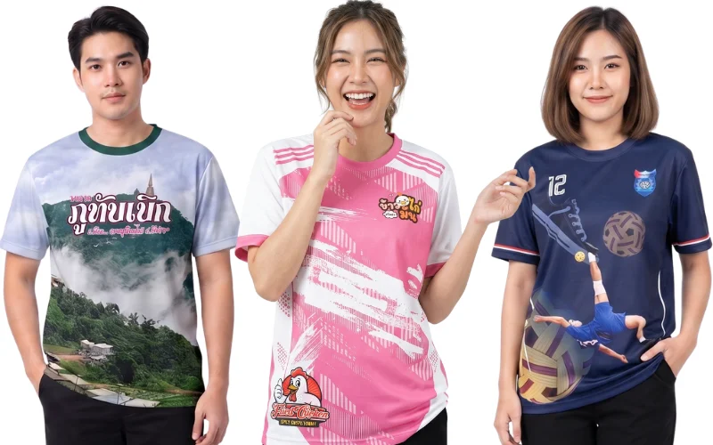 ตัวอย่างเสื้อพิมพ์ลายระบบซับลิเมชัน 3 รูปแบบ ซ้าย: เสื้อพิมพ์ลายวิวธรรมชาติเสมือนจริงภาพหมอกและขุนเขา "ภูทับเบิก" กลาง: เสื้อกิจกรรมร้านอาหารโทนสีชมพูขาวลายการ์ตูนไก่ทอด "ข้าวมันไก่" ขวา: เสื้อทีมเซปักตะกร้อพิมพ์ลายกราฟิกท่าฟาดตะกร้อโทนสีกรมท่า แสดงงานสกรีนเสื้อผ้ากีฬาคุณภาพสูงจากโรงงาน