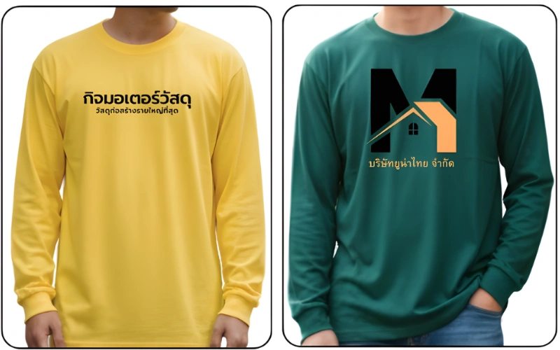 แสดงแบบเสื้อคนงานแขนยาวจั๊มปลายแขน 2 เฉดสี โดยตัวซ้ายเป็นเสื้อสีเหลืองสดใส สกรีนข้อความสีดำกลางอกว่า "กิจมอเตอร์วัสดุ วัสดุก่อสร้างรายใหญ่ที่สุด" ส่วนตัวขวาเป็นเสื้อสีเขียวเข้ม (เขียวหัวเป็ด) สกรีนโลโก้กราฟิกรูปตัว M ผสมดีไซน์หลังคาบ้านสีดำ-ส้ม พร้อมชื่อ "บริษัททูน่าไทย จำกัด" งานตัวอย่างนี้สะท้อนความเรียบร้อยและทนทานของเสื้อทีมงานภาคสนามและงานกลางแจ้ง