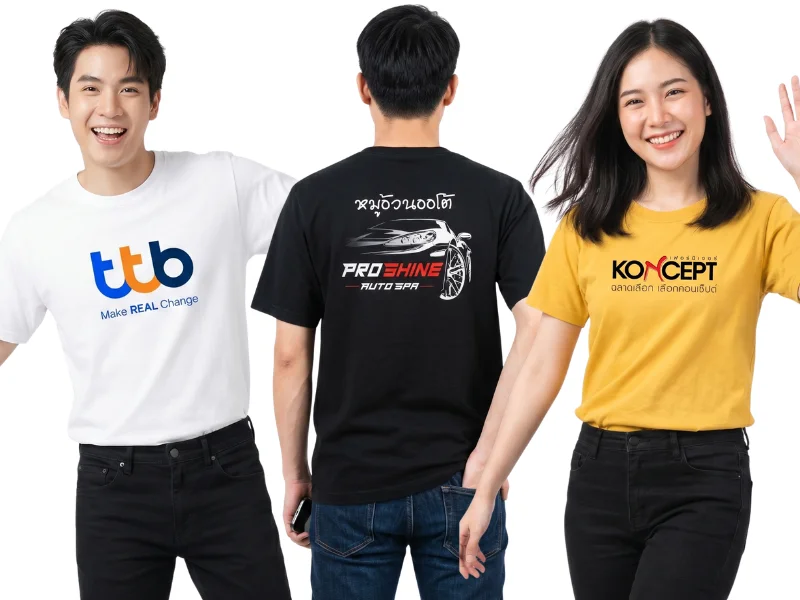 ผลงานของเราที่ รับสกรีนเสื้อยืดให้กับลูกค้าที่ผ่านมา เป็นเสื้อของบริษัทที่สั่งผลิตให้กับพนักงาน เสื้อยืดสีเหลืองสกรีนหน้าอกเสื้อ เสื้อสีดำสกรีนด้านหลัง เสื้อสีขาวคอกลมสกรีนกลางหน้าอก และปลายแขนเสื้อ