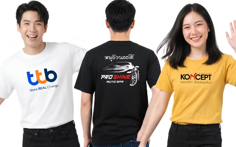 บริการรับสกรีนเสื้อยืดบริษัท เสื้อพนักงาน และเสื้อทีมอีเว้นท์ แสดงตัวอย่างเสื้อยืดคอกลม 3 สี: เสื้อสีขาวสกรีนโลโก้ ttb, เสื้อสีดำสกรีนลายหมูอ้วนออโต้ PRO SHINE AUTO SPA ด้านหลัง, และเสื้อสีเหลืองมัสตาร์ดสกรีนโลโก้ KONCEPT เฟอร์นิเจอร์