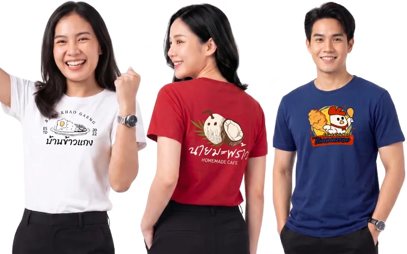 รูปภาพแสดงนายแบบและนางแบบ 3 คน สวมเสื้อยืดคอกลมที่มีการสกรีนลายโลโก้ร้านค้าและสินค้าต่างๆ เพื่อการโปรโมทรับสกรีนเสื้อ