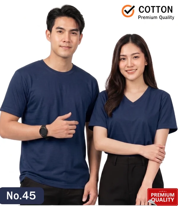 นี่คือคำอธิบาย Alt Text ภาษาไทยอย่างละเอียดสำหรับรูปภาพ เสื้อยืดเปล่าคอกลม-และ-คอวี-สีกรม.webp ครับ Alt Text สำหรับ เสื้อยืดเปล่าคอกลม-และ-คอวี-สีกรม.webp ภาพถ่ายสตูดิโอบนพื้นหลังสีขาวโปร่ง แสดงแบบจำลองชายหญิงคู่หนึ่งสวมเสื้อยืดเปล่าสีกรมท่า (Navy Blue) คู่กับกางเกงขายาวสีดำ ทั้งคู่ยืนเคียงข้างกันและหันหน้ามายิ้มให้กล้องด้วยท่าทางที่ดูมั่นใจและอบอุ่น นายแบบ (ซ้าย): สวมเสื้อยืดเปล่าคอกลมสีกรมท่า แขนสั้น ทรงพอดีตัว ข้อมือขวาสวมนาฬิกาสปอร์ตเรือนใหญ่สีดำ โดยยกมือขวาขึ้นมาเล็กน้อยในท่าทางสบายๆ ที่มุมซ้ายล่างของภาพมีกล่องข้อความขอบมนสีกรมท่าระบุตัวอักษรสีขาวว่า "No.45" นางแบบ (ขวา): สวมเสื้อยืดเปล่าคอวีสีกรมท่า แขนสั้น โดยเอาชายเสื้อใส่ไว้ในกางเกงสแล็คสีดำ ยืนเอียงตัวเล็กน้อย ประสานมือขวาทับแขนซ้ายไว้ด้านหน้า และส่งยิ้มหวานให้กล้องอย่างเป็นธรรมชาติ ที่มุมขวาล่างของภาพมีตราสัญลักษณ์ทรงสี่เหลี่ยมผืนผ้าสีแดงระบุข้อความ "PREMIUM QUALITY" พร้อมรูปดาว 5 ดวง
