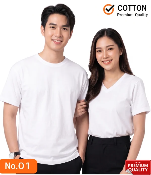 ภาพถ่ายสตูดิโอบนพื้นหลังสีขาวโปร่ง แสดงแบบจำลองชายหญิงคู่หนึ่งสวมเสื้อยืดเปล่าสีขาวสะอาดตา (Solid White) คู่กับกางเกงขายาวสีดำ ทั้งคู่ยืนเคียงข้างกันและหันหน้ามายิ้มให้กล้องอย่างสดใสและดูสนิทสนม โดยฝ่ายหญิงเอามือควงแขนฝ่ายชายไว้เล็กน้อย นายแบบ (ซ้าย): สวมเสื้อยืดเปล่าคอกลมสีขาว แขนสั้น ทรงพอดีตัว ข้อมือซ้ายสวมนาฬิกาสายสีดำหน้าปัดสีเงิน มือทั้งสองข้างล้วงกระเป๋ากางเกง ที่มุมซ้ายล่างของภาพมีกล่องข้อความขอบมนสีส้มระบุตัวอักษรสีขาวว่า "No.01" นางแบบ (ขวา): สวมเสื้อยืดเปล่าคอวีสีขาว แขนสั้น โดยเอาชายเสื้อใส่ไว้ในกางเกงสแล็คสีดำ ยืนยิ้มหวานอย่างเป็นธรรมชาติ ปล่อยผมยาวดัดลอนพาดมาด้านหน้าข้างหนึ่งอย่างสวยงาม ที่มุมขวาล่างของภาพมีตราสัญลักษณ์ทรงสี่เหลี่ยมผืนผ้าสีแดงระบุข้อความ "PREMIUM QUALITY" พร้อมรูปดาว 5 ดวง นอกจากนี้ ที่มุมบนขวาของภาพ มีโลโก้เครื่องหมายถูกสีดำในวงกลมสีส้ม พร้อมข้อความภาษาอังกฤษระบุว่า "COTTON Premium Quality" เพื่อเน้นย้ำถึงคุณภาพของเนื้อผ้าฝ้ายพรีเมียม