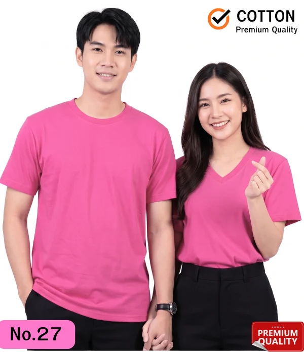 ภาพถ่ายสตูดิโอบนพื้นหลังสีขาวล้วน แสดงแบบจำลองชายหญิงคู่หนึ่งสวมเสื้อยืดเปล่าสีชมพูเข้ม (Hot Pink/Magenta) ทั้งคู่ยืนเคียงข้างกันและหันหน้ามายิ้มให้กล้องอย่างสดใส โดยมีการกุมมือกันเล็กน้อย นายแบบ (ซ้าย): สวมเสื้อยืดเปล่าคอกลมสีชมพูเข้ม แขนสั้น ทรงพอดีตัว ข้อมือขวาล้วงกระเป๋ากางเกงสีเข้ม ที่มุมซ้ายล่างของภาพมีกล่องข้อความสีชมพูอ่อนระบุตัวอักษรสีดำว่า "No.27" นางแบบ (ขวา): สวมเสื้อยืดเปล่าคอวีสีชมพูเข้ม แขนสั้น ใส่คู่กับกางเกงขายาวสีเข้ม มือขวายกขึ้นทำท่ามินิฮาร์ท (Mini Heart) ที่มุมขวาล่างของภาพมีตราสัญลักษณ์ทรงสี่เหลี่ยมผืนผ้าสีแดงระบุข้อความ "PREMIUM QUALITY" พร้อมรูปดาว 5 ดวง