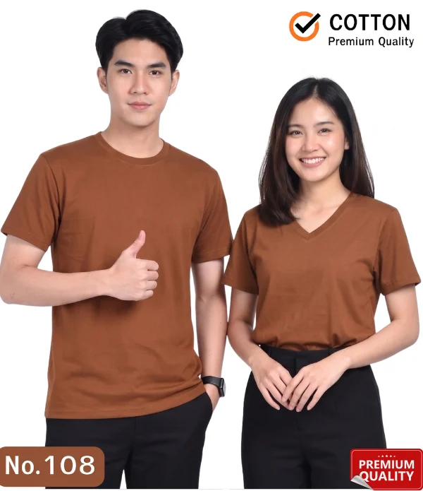Alt Text สำหรับ เสื้อยืดเปล่าคอกลม-และ-คอวี-สีม่วง.webp ภาพถ่ายสตูดิโอบนพื้นหลังสีขาวโปร่ง แสดงแบบจำลองชายหญิงคู่หนึ่งสวมเสื้อยืดเปล่าสีม่วงเข้ม (Deep Purple) คู่กับกางเกงขายาวสีดำ ทั้งคู่ยืนเคียงข้างกันและหันหน้ามายิ้มให้กล้องด้วยท่าทางที่ดูมั่นใจและเป็นมิตร นายแบบ (ซ้าย): สวมเสื้อยืดเปล่าคอกลมสีม่วงเข้ม แขนสั้น ทรงพอดีตัว มือทั้งสองข้างล้วงกระเป๋ากางเกง ข้อมือซ้ายสวมนาฬิกาสายสีดำ ที่มุมซ้ายล่างของภาพมีกล่องข้อความขอบมนสีม่วงระบุตัวอักษรสีขาวว่า "No.64" นางแบบ (ขวา): สวมเสื้อยืดเปล่าคอวีสีม่วงเข้ม แขนสั้น โดยเอาชายเสื้อใส่ไว้ในกางเกงสแล็คสีดำ ยืนยิ้มหวานเห็นฟันอย่างมั่นใจ ปล่อยผมยาวตรงสลวยพาดไปด้านหลัง ที่มุมขวาล่างของภาพมีตราสัญลักษณ์ทรงสี่เหลี่ยมผืนผ้าสีแดงระบุข้อความ "PREMIUM QUALITY" พร้อมรูปดาว 5 ดวง นอกจากนี้ ที่มุมบนขวาของภาพ มีโลโก้เครื่องหมายถูกสีดำในวงกลมสีส้ม พร้อมข้อความภาษาอังกฤษระบุว่า "COTTON Premium Quality" เพื่อเน้นย้ำถึงคุณภาพของเนื้อผ้าฝ้ายพรีเมียม