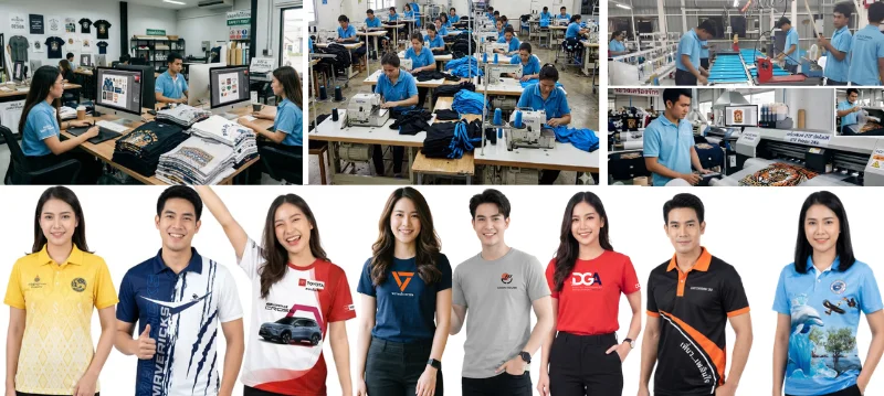 รูปภาพคอมโพสิตแสดงให้เห็นถึงขั้นตอนต่างๆ ในโรงงานรับผลิตและสั่งทำเสื้อ ภาพบนซ้ายเป็นทีมงานกราฟิกกำลังออกแบบงานบนหน้าจอคอมพิวเตอร์และตรวจสอบกองเสื้อที่พิมพ์ลาย, ภาพบนกลางเป็นไลน์การผลิตโดยมีพนักงานหลายคนกำลังเย็บเสื้อด้วยจักร, ภาพบนขวาแสดงเครื่องพิมพ์ระบบ Direct-to-Film (DTF) และเครื่องพิมพ์ซับลิเมชั่นขนาดใหญ่ที่กำลังทำงาน, ด้านล่างเป็นภาพรวมนายแบบและนางแบบ 8 คน สวมเสื้อแบบต่างๆ: เสื้อโปโลพิมพ์ลายไทย, เสื้อทีมกีฬา, เสื้อพิมพ์ลายซับลิเมชั่นเต็มตัวลายรถ TOYOTA, เสื้อยืดพิมพ์ลายกราฟิก DGA และ UDON HOUSE, และเสื้อโปโลทีมองค์กรแบบอื่นๆ บนพื้นหลังสีขาว และเสื้อคนงานต่างๆ