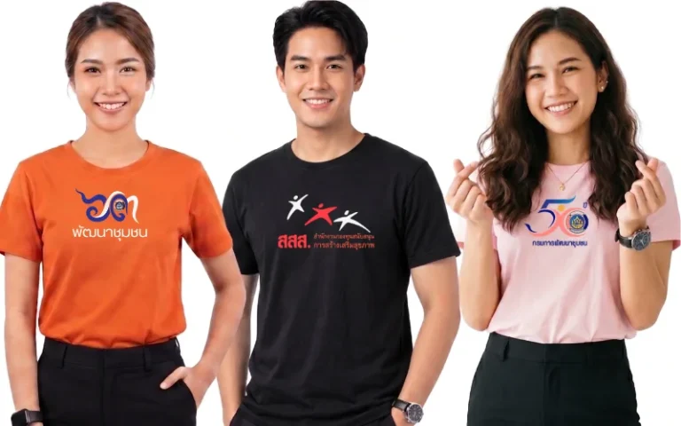โรงงาน Eagle29 บริการรับสกรีนเสื้อยืดหน่วยงานราชการและองค์กรสร้างเสริมสุขภาพ ตัวอย่างงานสกรีนพรีเมียมบนเสื้อยืดคอกลม 3 แบบ ได้แก่ เสื้อยืดสีส้มสกรีนโลโก้พัฒนาชุมชน, เสื้อยืดสีดำสกรีนโลโก้ สสส. สำนักงานกองทุนสนับสนุนการสร้างเสริมสุขภาพ และเสื้อยืดสีชมพูอ่อนสกรีนโลโก้ครบรอบกรมการพัฒนาชุมชน เหมาะสำหรับทำเสื้อทีมพนักงานและเสื้อกิจกรรม
