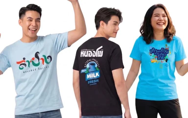 ตัวอย่างผลงานเสื้อยืดคอกลมผ้า Cotton สวยงามจากบริการรับสกรีนเสื้อด่วน ด้านซ้ายเป็นผู้ชายยกแขนขวาด้วยความดีใจสวมเสื้อยืดสีฟ้าพาสเทลสกรีนข้อความลำปางท่องเสน่ห์ ตื่นเวลา ตรงกลางเป็นผู้ชายหันหลังสวมเสื้อยืดสีดำสกรีนลายถังนมและข้อความหนองโพ MILK FRESH 100% NATURAL PRODUCT และด้านขวาเป็นผู้หญิงยิ้มสดใสสวมเสื้อยืดสีฟ้าสดสกรีนลายการ์ตูนท่องเที่ยวรถตุ๊กตุ๊กและข้อความเก๊ายกก๊วนชวนเที่ยวไทย ทุกตัวสกรีนสีสดคมชัดจากผู้เชี่ยวชาญด้านบริการรับสกรีนเสื้อ ราคาส่งตรงจากโรงงาน
