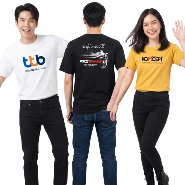 ตัวอย่างผลงานจากโรงงานรับสกรีนเสื้อ แสดงแบบเสื้อสกรีน สกรีนลาย 3 สไตล์ ด้านซ้ายเป็นผู้ชายสวมเสื้อสีขาวสกรีนโลโก้ ttb Make REAL Change ตรงกลางเป็นผู้ชายหันหลังสวมเสื้อยืดสีดำ สกรีนเสื้อลายรถสปอร์ตและข้อความหมูอ้วนออโต้ PRO SHINE AUTO SPA และด้านขวาเป็นผู้หญิงสวมเสื้อยืดสีเหลืองมัสตาร์ดสกรีนโลโก้ KONCEPT ทุกตัว สกรีนเสื้อลายคมชัดด้วยเทคนิคคุณภาพสูงจากร้านสกรีนเสื้อด่วนมาตรฐาน