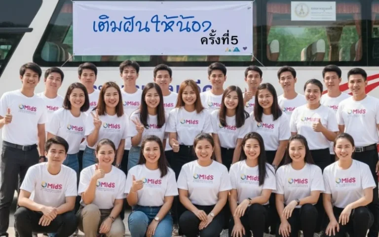 โรงงาน Eagle29 แสดงภาพรีวิวจากกลุ่มลูกค้าที่สั่งสกรีนเสื้อยืดทีมพนักงาน เป็นภาพถ่ายหมู่ของกลุ่มชายและหญิงจำนวนมากสวมเสื้อยืดคอกลมสีขาวสกรีนโลโก้ MiDS สีชมพู-น้ำเงิน ยืนและนั่งเรียงแถวหน้ากรอบรถบัสท่องเที่ยวขนาดใหญ่ที่มีป้ายไวนิลข้อความเติมฝันให้น้องครั้งที่ 5 สะท้อนงานสกรีนเสื้อกิจกรรมกลุ่มพรีเมียม