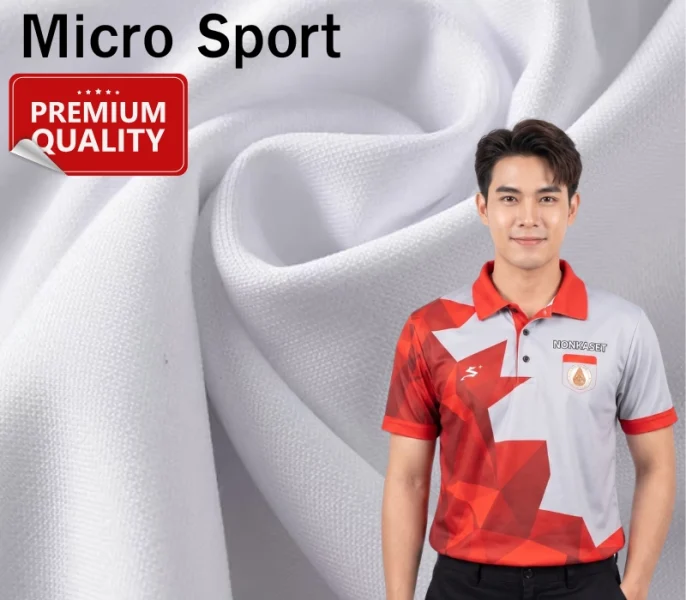 ภาพแนะนำคุณสมบัติผ้าจากโรงงานรับผลิตเสื้อพิมพ์ลาย ด้านซ้ายเป็นซูมโคลสอัพเนื้อผ้า Micro Sport พรีเมียมสีขาวแสดงพื้นผิวการถักทอที่ละเอียดนุ่มนวล มีข้อความเท็กซ์ Micro Sport และป้ายตราสัญลักษณ์สีแดงเขียนว่า PREMIUM QUALITY ด้านขวาเป็นนายแบบผู้ชายสวมเสื้อโปโลคอปกสีเทาพิมพ์ลายกราฟิกเรขาคณิตสีแดงส้มสไตล์สปอร์ต ผลิตด้วยเทคนิคพิมพ์ซับลิเมชันสีสดคมชัดทนทาน