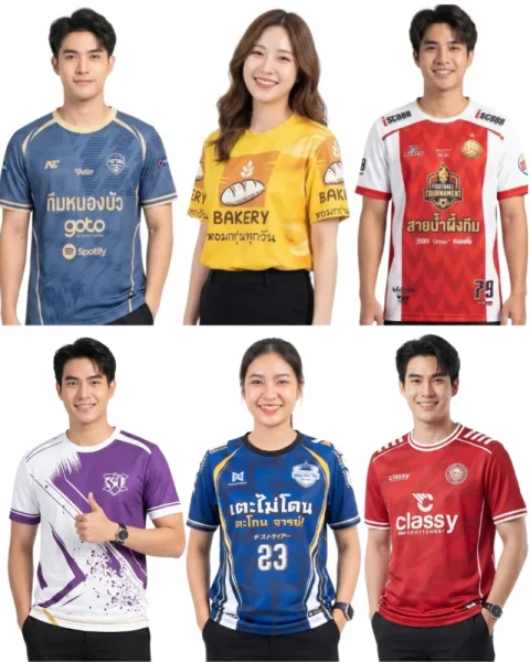 ภาพแบบจำลองชายและหญิงชาวเอเชีย 6 คน ยืนจัดเรียงเป็นสองแถว (แถวบน 3 คน แถวล่าง 3 คน) บนพื้นหลังสีขาวล้วน โชว์ตัวอย่างเสื้อยืดคอกลมพนักงานและเสื้อทีมงานดีไซน์พิมพ์ลายเต็มตัว โดยเสื้อแถวบนประกอบด้วยเสื้อทีมสีน้ำเงินครามลายเส้นสีทองพิมพ์อักษร 'ทีมหนองบัว goto Spotify', เสื้อพนักงานร้านขนมปังสีเหลืองส้มพิมพ์ลาย 'BAKERY หอมกรุ่นทุกวัน', เสื้อทีมฟุตบอลสีแดงตัดขาวทอง 'สายน้ำผึ้งทีม FOOTBALL TOURNAMENT' ส่วนแถวล่างประกอบด้วยเสื้อทีมสีม่วงตัดขาวพิมพ์ลายกราฟิกสาดสี, เสื้อทีมกีฬาชุดสีกองทัพเรือตัดเหลืองน้ำเงินพิมพ์อักษร 'เตะไม่โดน ตะโกน จารย์! หมายเลข 23' และเสื้อทีมสปอร์ตสีแดงเข้มสลับแถบขาวแบรนด์ 'classy sportswear' ทุกคนยืนส่งยิ้มอย่างมั่นใจ