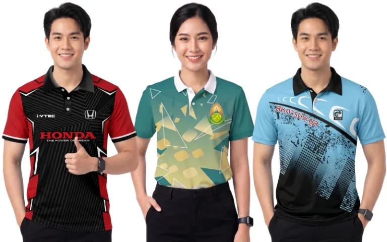 ตัวอย่างผลงานจากโรงงานรับผลิตเสื้อพิมพ์ลาย แสดงแบบเสื้อคอโปโลสปอร์ตและเสื้อทีมพิมพ์ลาย 3 รูปแบบ ด้านซ้ายเป็นผู้ชายสวมเสื้อโปโลโทนสีดำแดงพิมพ์ลายกราฟิกแนวซิ่งพร้อมโลโก้ HONDA และ i-VTEC ตรงกลางเป็นผู้หญิงสวมเสื้อโปโลสีเขียวหัวเป็ดพิมพ์ลายกราฟิกเรขาคณิตสีเหลืองอ่อนตัดปกสีขาวพร้อมตราสัญลักษณ์หน่วยงาน และด้านขวาเป็นผู้ชายสวมเสื้อโปโลสีฟ้าครามพิมพ์ลายกราฟิกดุดันตัดโทนดำสกรีนข้อความสหกรณ์ประมูล ทุกตัวผลิตด้วยเทคนิคพิมพ์ซับลิเมชันสีสดคมชัด