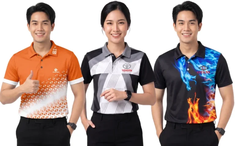 ตัวอย่างผลงานจากโรงงานรับผลิตเสื้อพิมพ์ลาย แสดงแบบเสื้อคอโปโลและเสื้อทีมพิมพ์ลาย 3 สไตล์ ด้านซ้ายเป็นผู้ชายสวมเสื้อโปโลสีส้มตัดขาวพิมพ์ลายกราฟิกสามเหลี่ยมสีขาวสลับส้มพร้อมยกนิ้วโป้ง ตรงกลางเป็นผู้หญิงสวมเสื้อโปโลโทนสีดำเทาขาวลายกราฟิกแถบเฉียงและลายเส้นตรงพร้อมโลโก้ TOYOTA และด้านขวาเป็นผู้ชายสวมเสื้อโปโลสีดำพิมพ์ลายกราฟิกเปลวไฟสีฟ้าและไฟสีส้มแดงสุดเท่พร้อมโลโก้ OTANI ทุกตัวผลิตด้วยระบบซับลิเมชันสีสดคมชัด