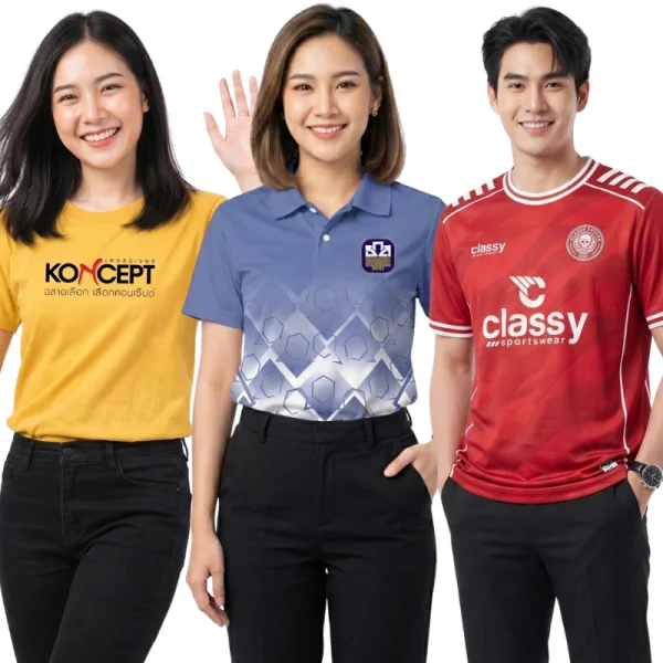 บริการรับผลิตเสื้อพนักงานและเสื้อทีมงาน สกรีนเสื้อยืดสีเหลือง เสื้อโปโลพิมพ์ลายสีน้ำเงิน และเสื้อกีฬาพิมพ์ลายสีแดง ภาพกราฟิกตัวอย่างเสื้อผ้าสั่งผลิตประกอบด้วย คน 3 คน: ด้านซ้ายเป็นผู้หญิงใส่เสื้อยืดสีเหลืองสกรีนโลโก้ Koncept, ตรงกลางเป็นผู้หญิงใส่เสื้อโปโลคอปกสีน้ำเงินพิมพ์ลายกราฟิกเรขาคณิตพร้อมโลโก้ที่อกเสื้อ, ด้านขวาเป็นผู้ชายใส่เสื้อกีฬาฟุตบอลพิมพ์ลายสีแดงแบรนด์ Classy Sportswear ใช้สำหรับโปรโมทหน้าบริการรับผลิตเสื้อผ้าองค์กร