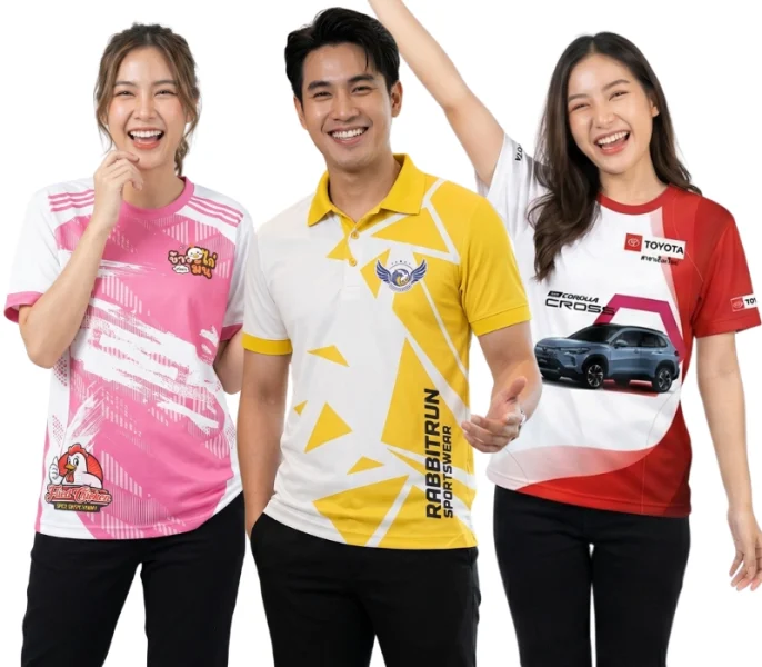 ตัวอย่างผลงานจากโรงงานรับผลิตเสื้อพิมพ์ลาย แสดงแบบเสื้อพิมพ์ลาย 3 สไตล์ ด้านซ้ายเป็นผู้หญิงสวมเสื้อคอกลมสีชมพูพิมพ์ลายกราฟิกตัวการ์ตูนไก่ ตรงกลางเป็นผู้ชายสวมเสื้อโปโลคอปกสีเหลืองขาวพิมพ์ลายเรขาคณิตสามเหลี่ยมเท่ๆ และด้านขวาเป็นผู้หญิงสวมเสื้อคอกลมสีแดงขาวพิมพ์ลายรถยนต์และโลโก้ Toyota เชียงใหม่ ทั้งหมดตัดเย็บด้วยเนื้อผ้าพรีเมียมสีสดคมชัดไม่ลอกล่อน
